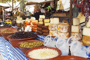 Las aceitunas y el queso son productos típicos de la región en los mercados de los alrededores.